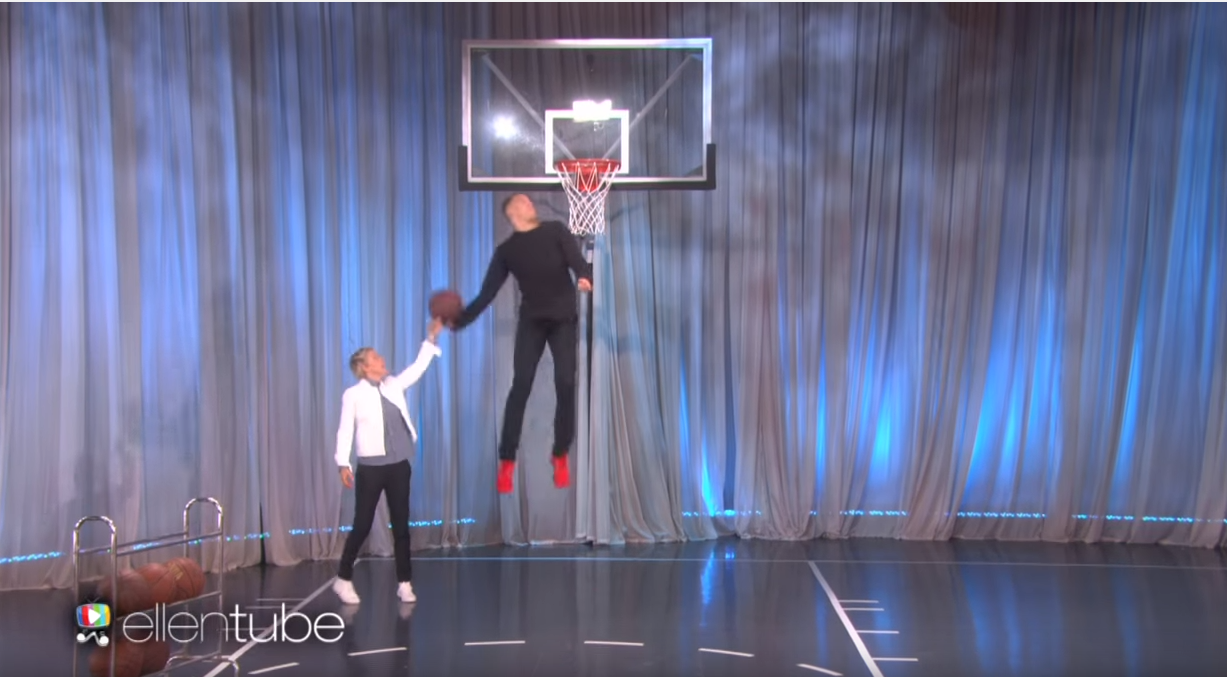 Aaron Gordon dunke chez Ellen DeGeneres