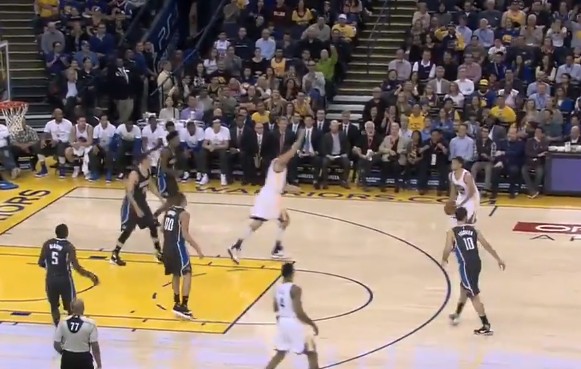 Insolent : Andrew Bogut n’attend même plus que Stephen Curry shoote pour célébrer