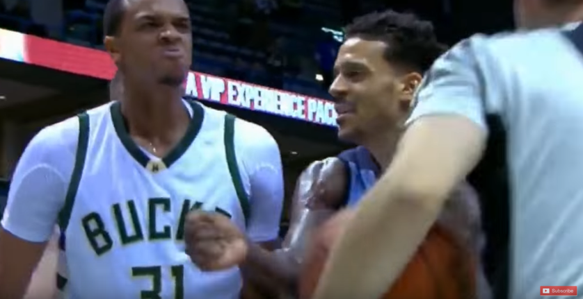 Tous les deux éjectés, Matt Barnes course John Henson dans le couloir