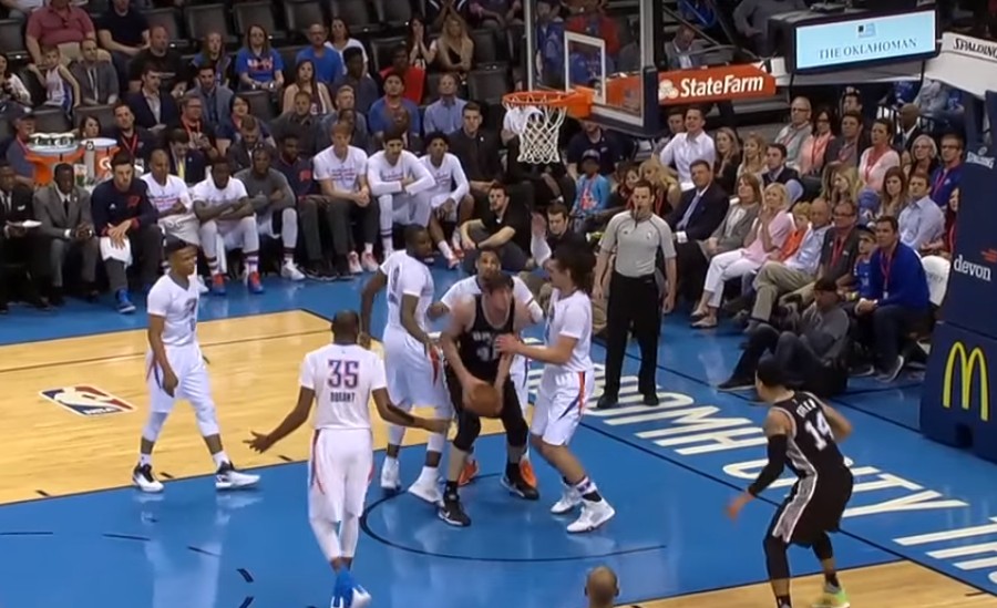 Boban Marjanovic dunke sur trois joueurs du Thunder !