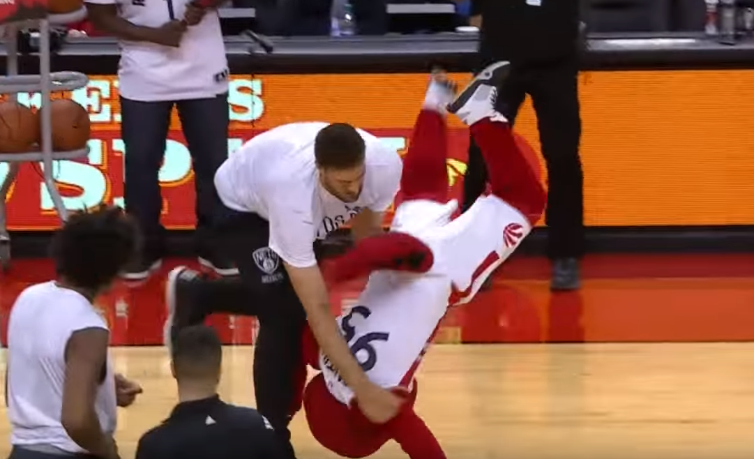 Brook Lopez violente la mascotte des Raptors
