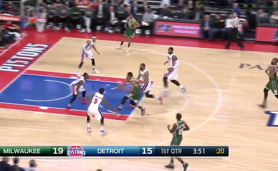 Giannis Antetokounmpo passe 5 Pistons pour aller dunker
