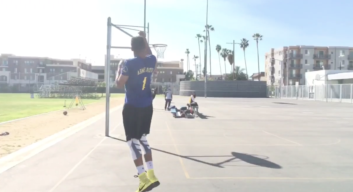 Brandon Armstrong parodie l’attaque des Warriors