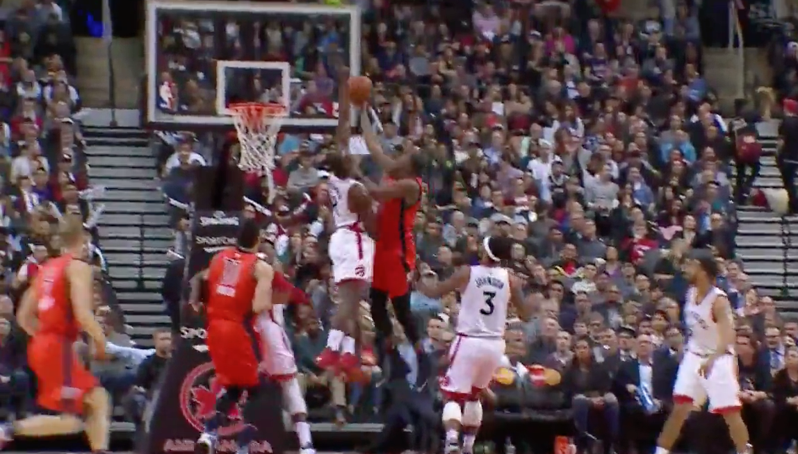 L’énorme scotch de Bismack Biyombo sur Kevin Durant