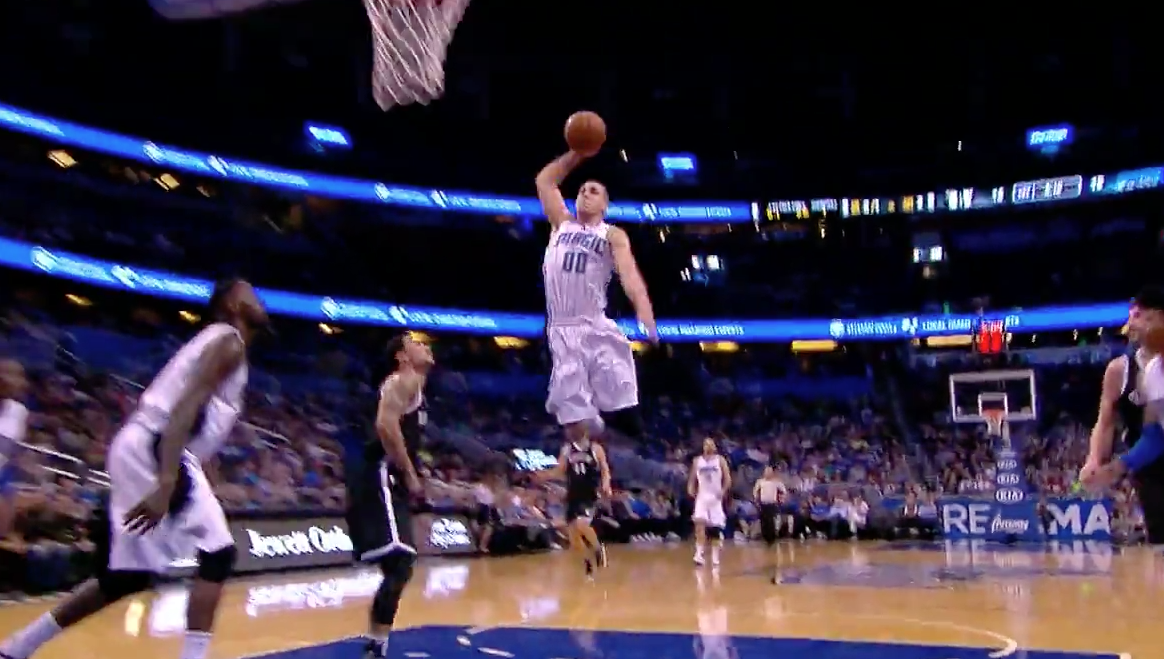 Gros qui essaye de dunker 06 picture