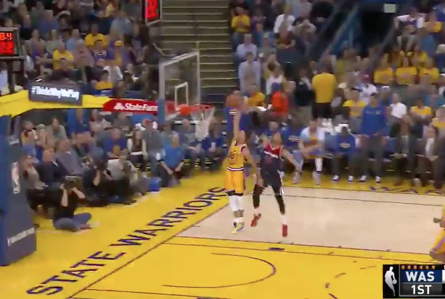 Un gros dunk en contre-attaque pour… Stephen Curry !
