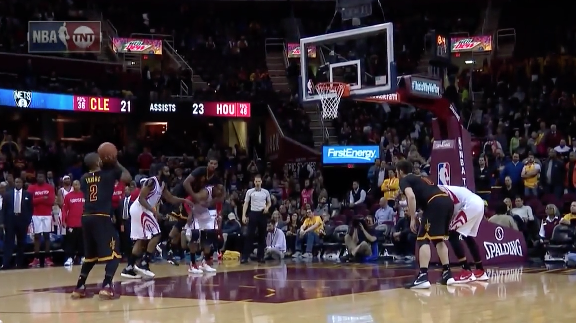 Tristan Thompson saute sur le dos de Dwight Howard !
