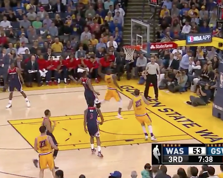 Le alley-oop improbable avec la planche de Draymond Green