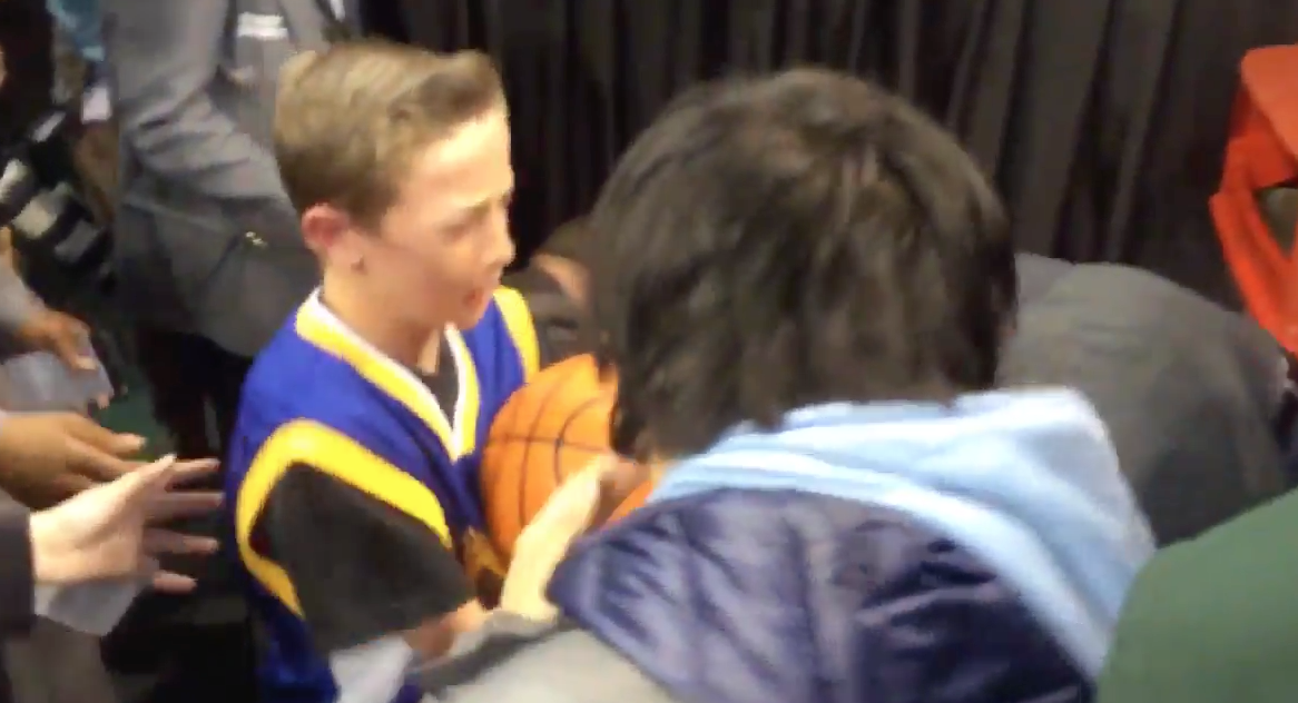 Pour avoir un autographe de Stephen Curry, des gamins pètent une barrière