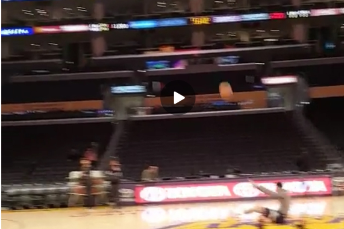 Au calme, D’Angelo Russell marque assis du milieu de terrain