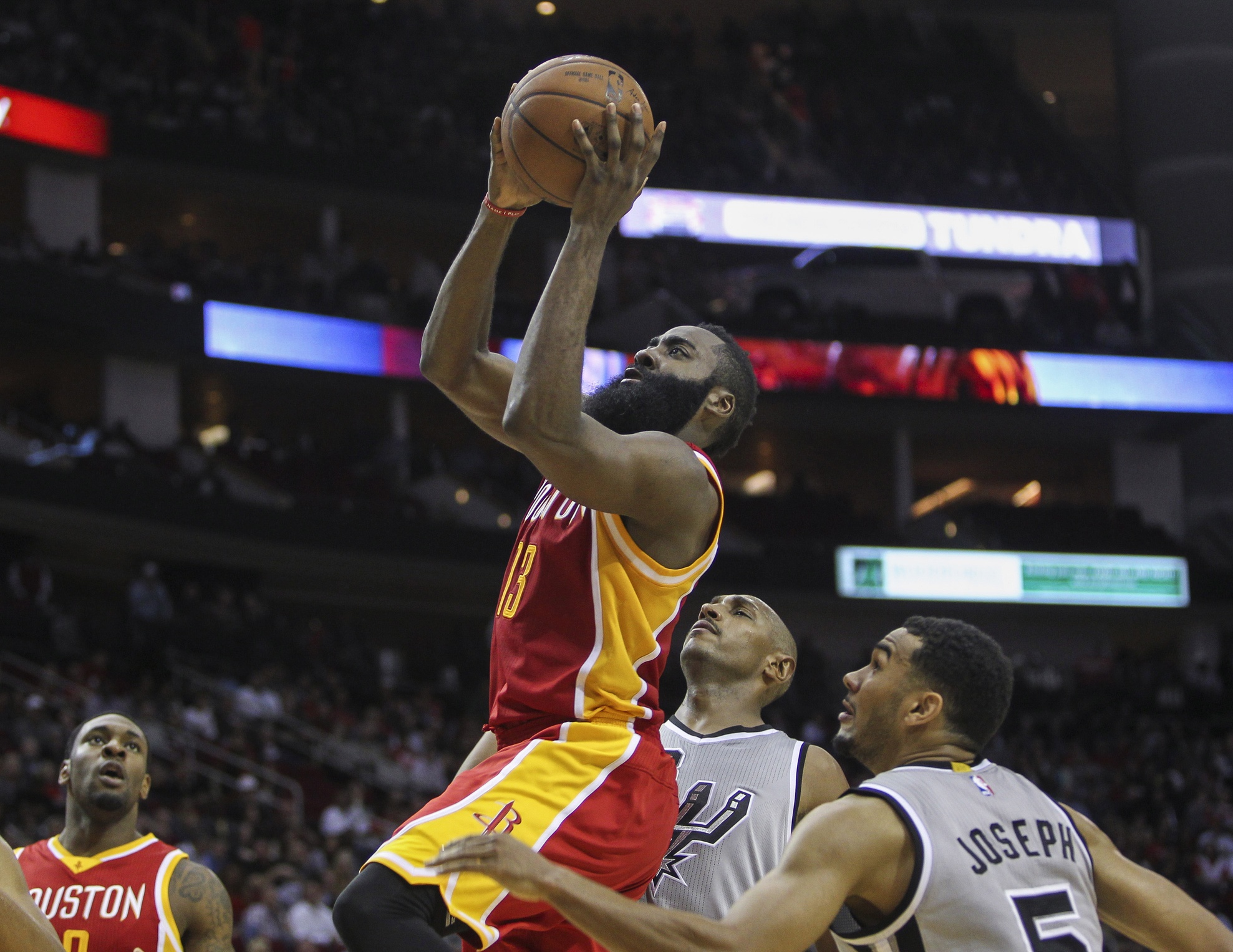 Le Eurostep de James Harden à la loupe :