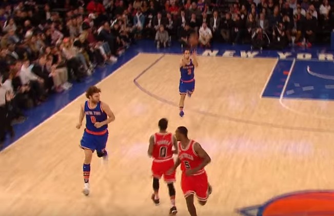 Quarterback : Jose Calderon envoie Derrick Williams au alley-oop depuis son propre camp !