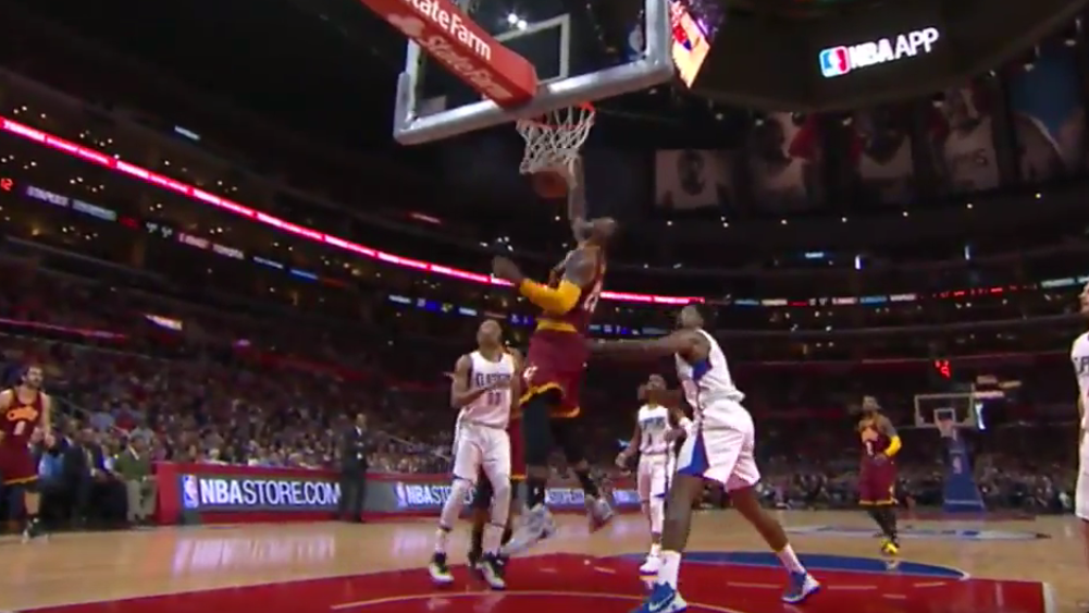 Féroce : le dunk en force de LeBron James !