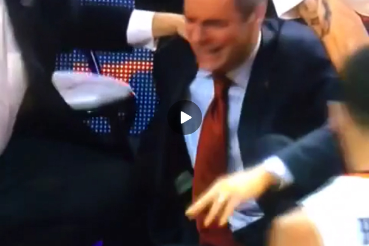 March Madness : Le coach de Virginia fait un malaise en plein match