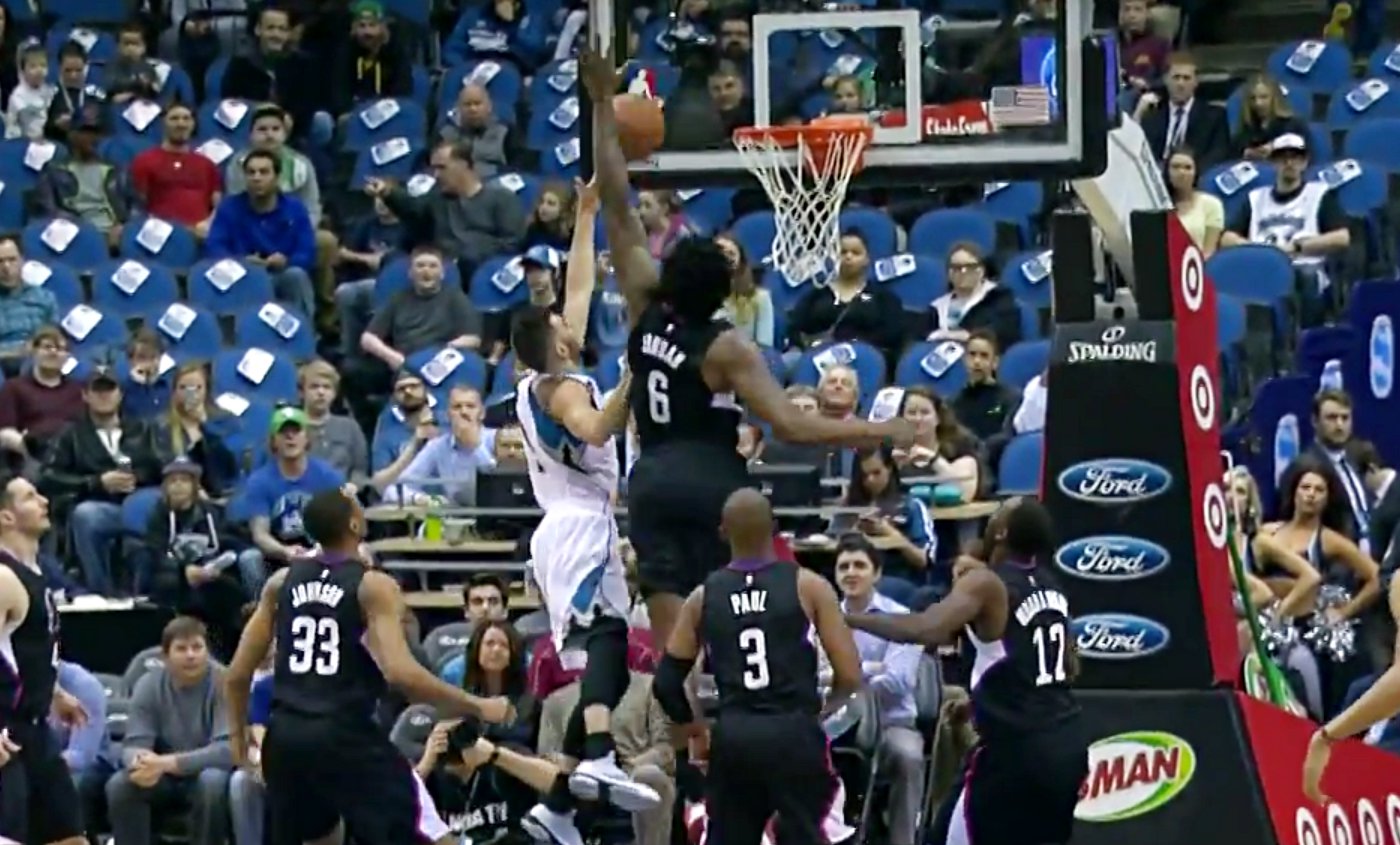 Top 10 : DeAndre Jordan met un contre monstrueux à Ricky Rubio