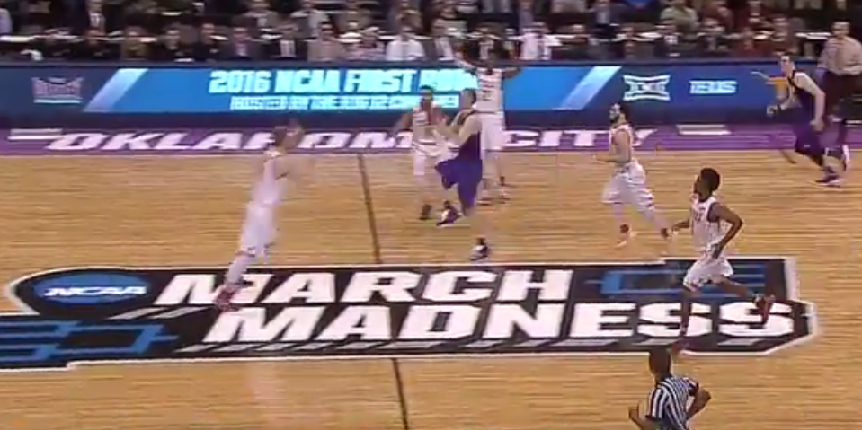 Dingue : Northern Iowa élimine Texas sur un tir au buzzer du milieu de terrain !