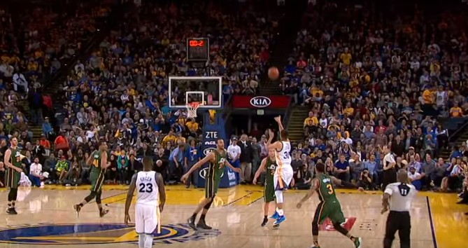 Stephen Curry plante un buzzer beater du milieu du terrain… avec la planche