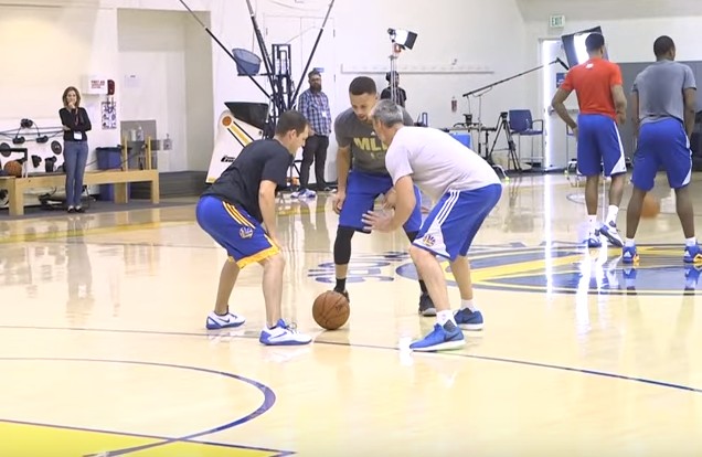 Stephen Curry s’entraîne à rentrer des shoots impossibles…