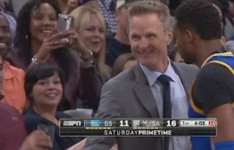 Steve Kerr écope d’une technique… et en rigole avec Gregg Popovich