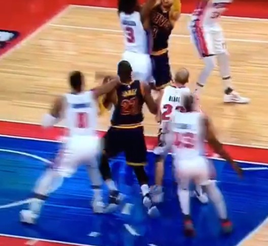 Dirty : Andre Drummond assène un vilain coup de coude à LeBron James