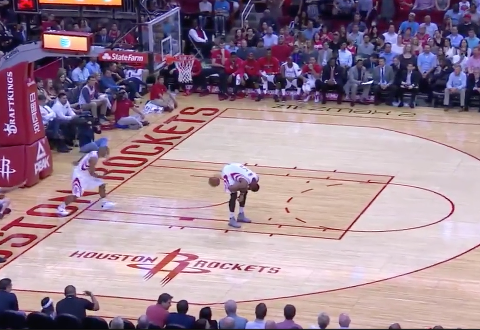 Andrew Goudelock fait une Scottie Pippen… à son coéquipier