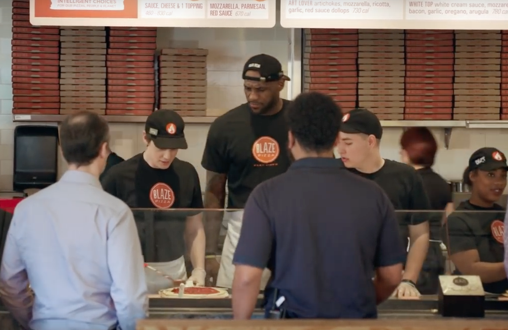 WTF : Quand LeBron James bosse dans une pizzeria !