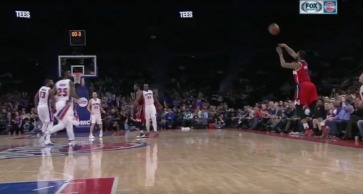 Markieff Morris balance une bombe du milieu de terrain !