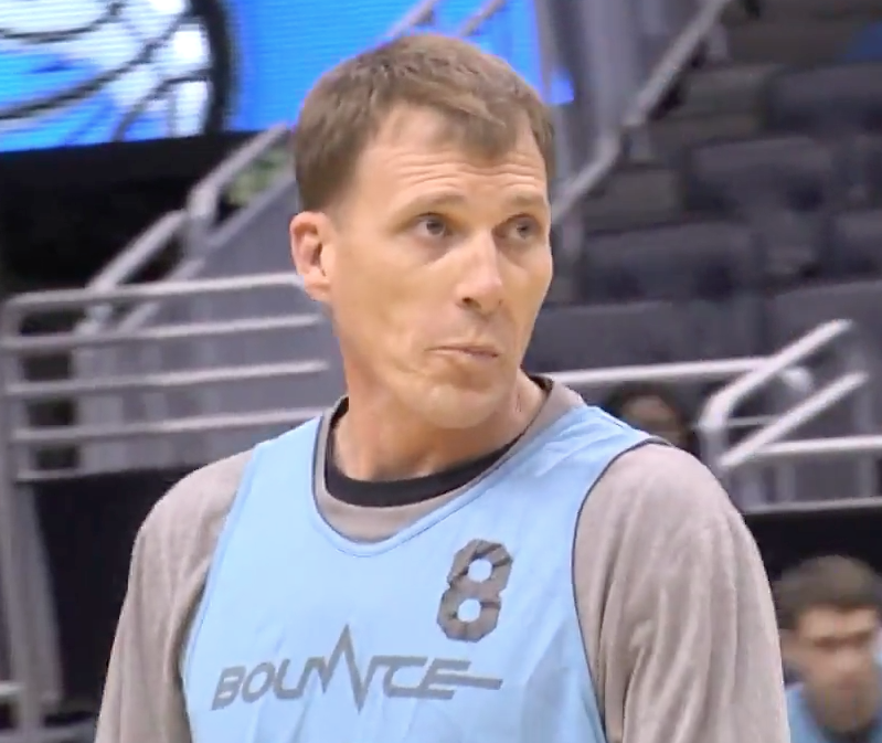 Légende : Jason Williams cale à nouveau sa Elbow Pass