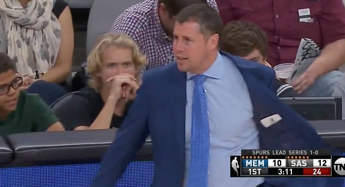 WTF : Dave Joerger se défonce le bras en faisant… un high-five !
