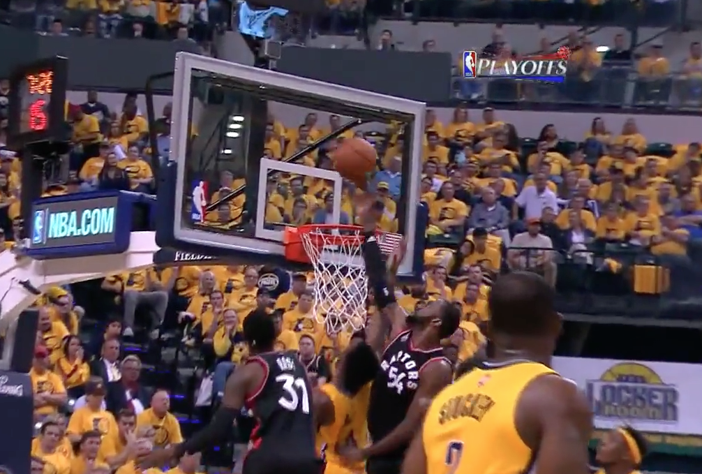 Block : Patrick Patterson envoie le ballon au premier rang