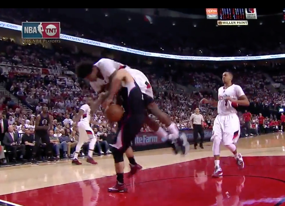 Ed Davis emmanche salement Austin Rivers