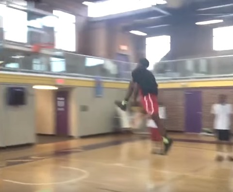 Énorme : Un lycéen cale un rider depuis la ligne des lancers francs !