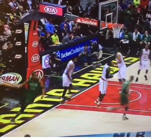 Quand Evan Turner checke… l’arbitre