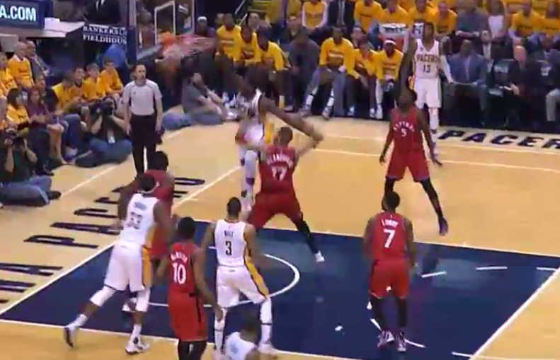 L’énorme dunk de Ian Mahinmi sur la face de Jonas Valanciunas !