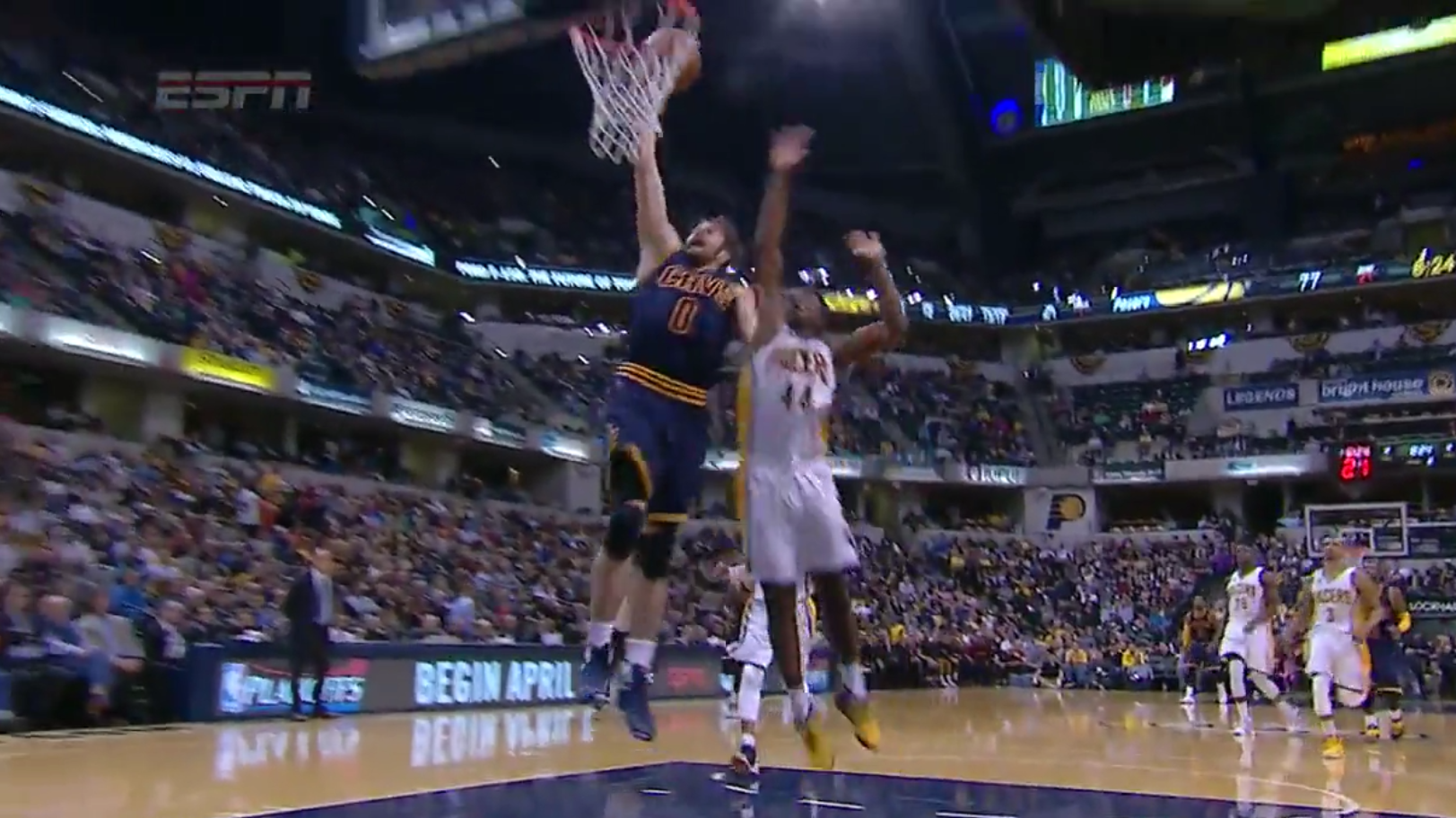 Kevin Love se bloque le dos sur un lay-up…