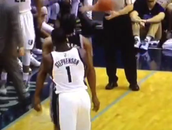 Vicieux : Lance Stephenson cherche Kawhi Leonard…