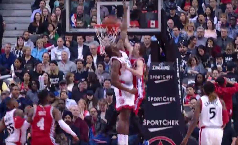 Nik Stauskas claque un énorme dunk sur la face de Bismack Biyombo !