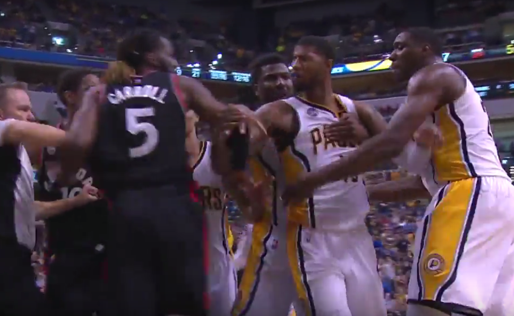 Poussé par Jonas Valanciunas, Paul George s’énerve !