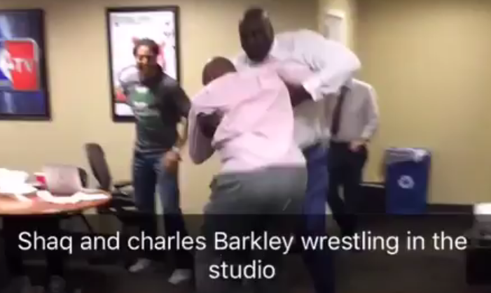 WTF : Shaquille O’Neal et Charles Barkley font un combat de catch !