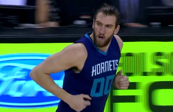 Les Charlotte Hornets perdent Spencer Hawes