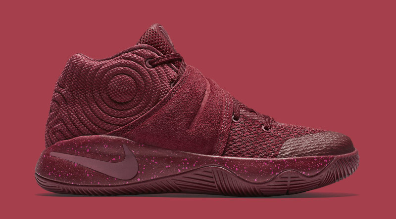 Des images de la Kyrie 2 “Team Red”