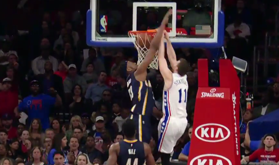 Top 5 : Nik Stauskas claque un dunk sur la tête de Myles Turner !