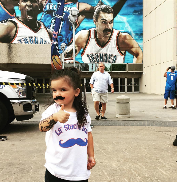 Magique : une petite fille se déguise en Steven Adams