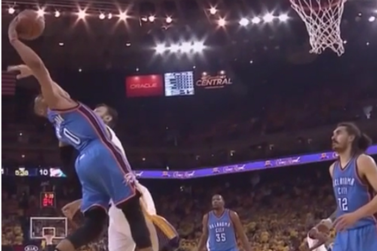 Andrew Bogut envoie une sacrée mandale à Russell Westbrook