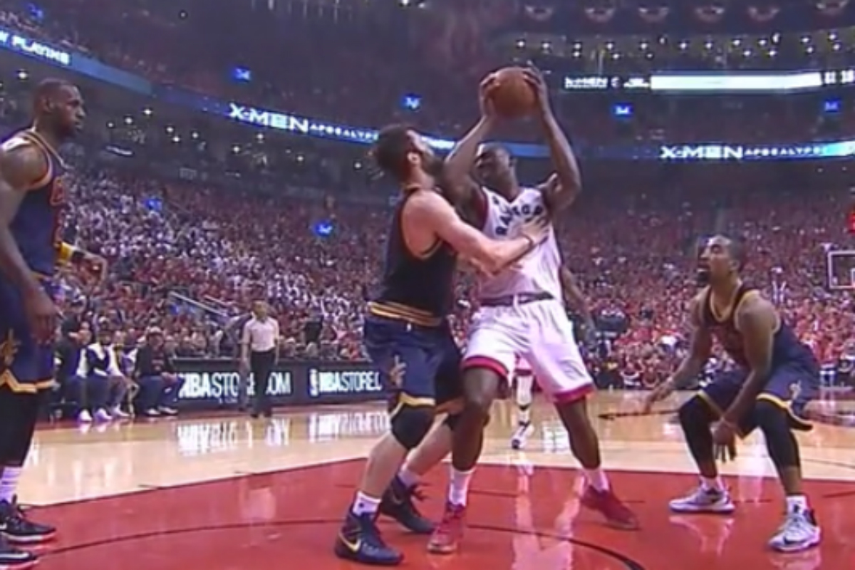 Bismack Biyombo met presque Kevin Love KO…