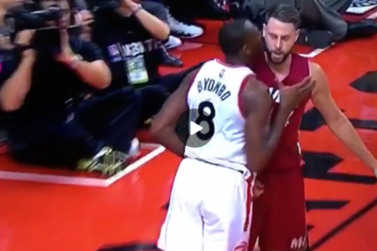 Bismack Biyombo à deux doigts de frapper Josh McRoberts