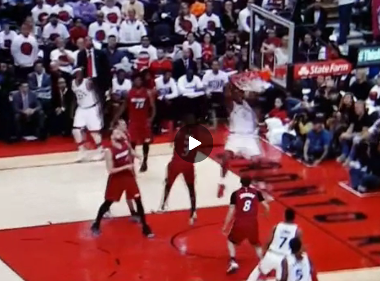 Bismack Biyombo écrase un énorme dunk sur la tête de Dwyane Wade !