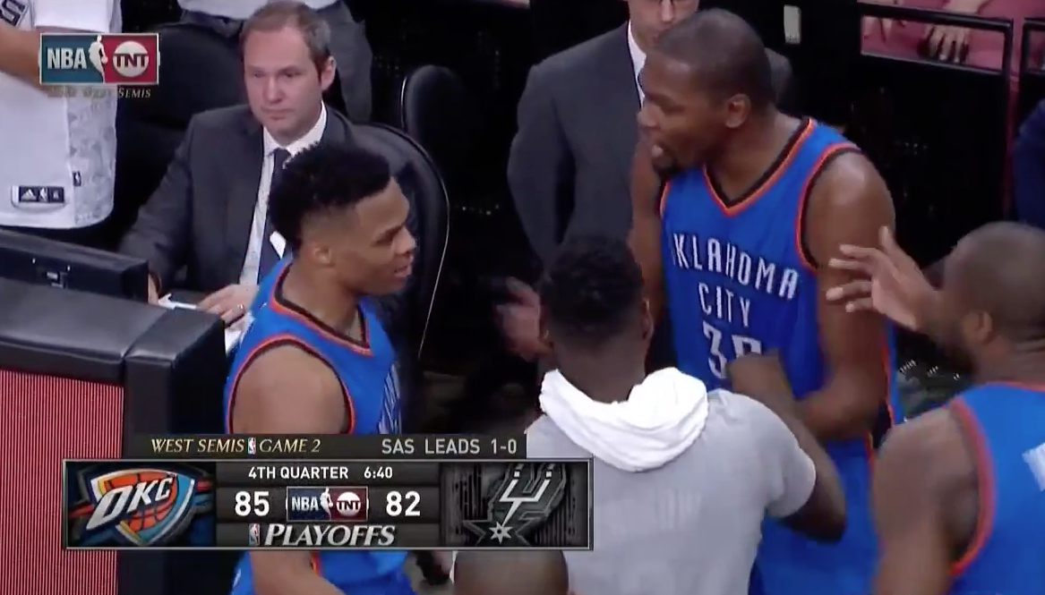 Kevin Durant et Russell Westbrook s’embrouillent pendant un temps-mort