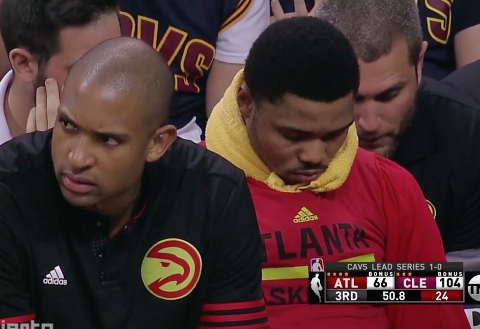 Kent Bazemore tape une sieste sur le banc !
