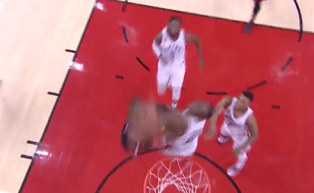 Block : Bismack Biyombo dit non à Dwyane Wade